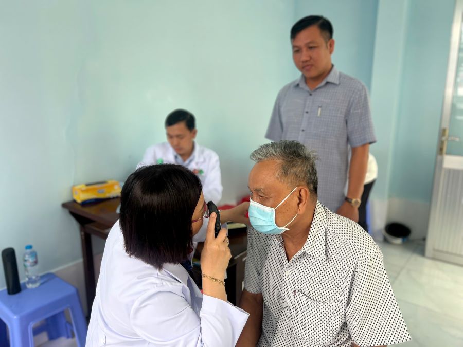Đối tượng khám là toàn bộ người dân, ưu tiên người cao tuổi, hộ nghèo, cận nghèo, người khuyết tật, trẻ em, phụ nữ, người lao động và đối tượng chính sách. Đối tượng khám là toàn bộ người dân, ưu tiên người cao tuổi, hộ nghèo, cận nghèo, người khuyết tật, trẻ em, phụ nữ, người lao động và đối tượng chính sách.