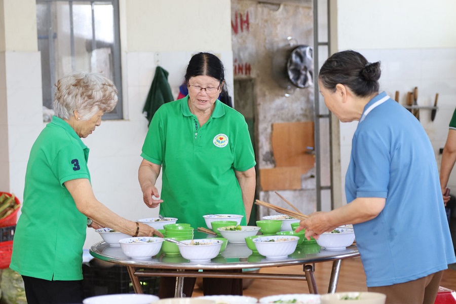 Nhóm Thiện Tâm Đà Lạt, phường Lâm Viên - Đà Lạt tổ chức nấu ăn thiện nguyện tại Hội Người mù tỉnh Lâm Đồng. Ảnh: Linh Như Nhóm Thiện Tâm Đà Lạt, phường Lâm Viên - Đà Lạt tổ chức nấu ăn thiện nguyện tại Hội Người mù tỉnh Lâm Đồng. Ảnh: Linh Như