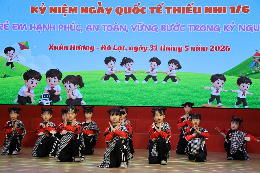 Những giai điệu trong trẻo về hòa bình và tuổi thơ được các em thể hiện tại chương trình. Những giai điệu trong trẻo về hòa bình và tuổi thơ được các em thể hiện tại chương trình.