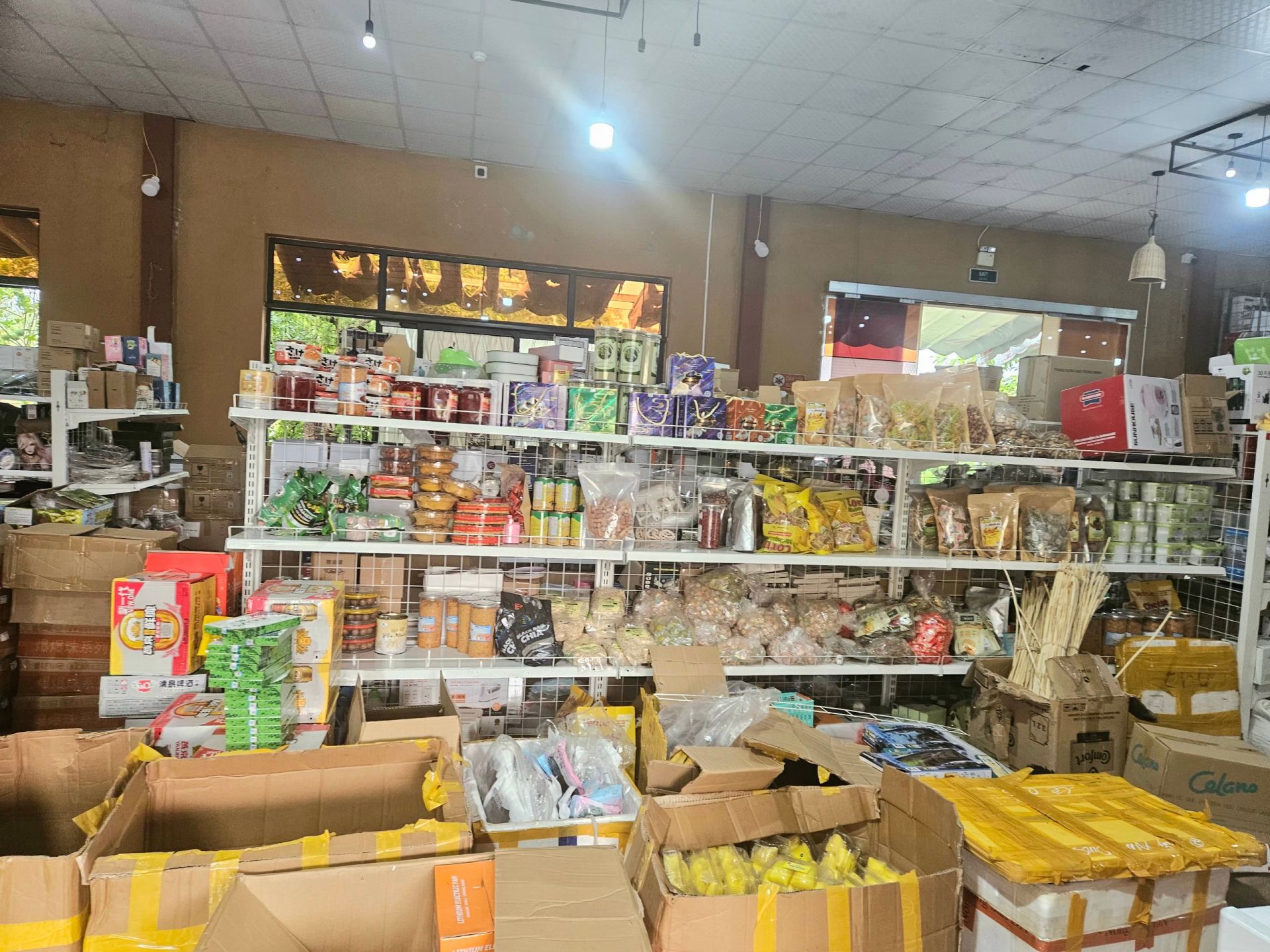 Các loại mặt hàng thực phẩm được bày bán công khai tại tổng kho, nhưng trắng thông tin về tem nhãn, nguồn gốc xuất xứ sản phẩm Các loại mặt hàng thực phẩm được bày bán công khai tại tổng kho, nhưng trắng thông tin về tem nhãn, nguồn gốc xuất xứ sản phẩm