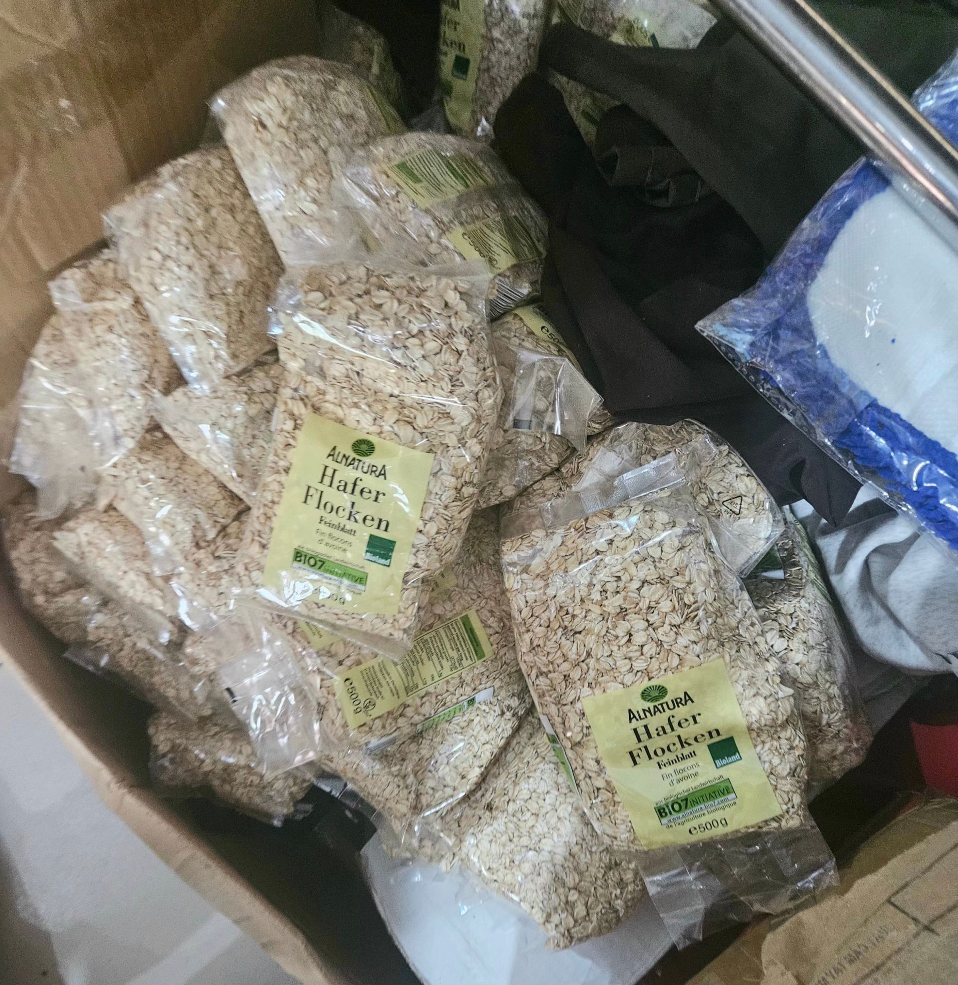 Mặt hàng yến mạch được bày bán tại cửa hàng Mặt hàng yến mạch được bày bán tại cửa hàng