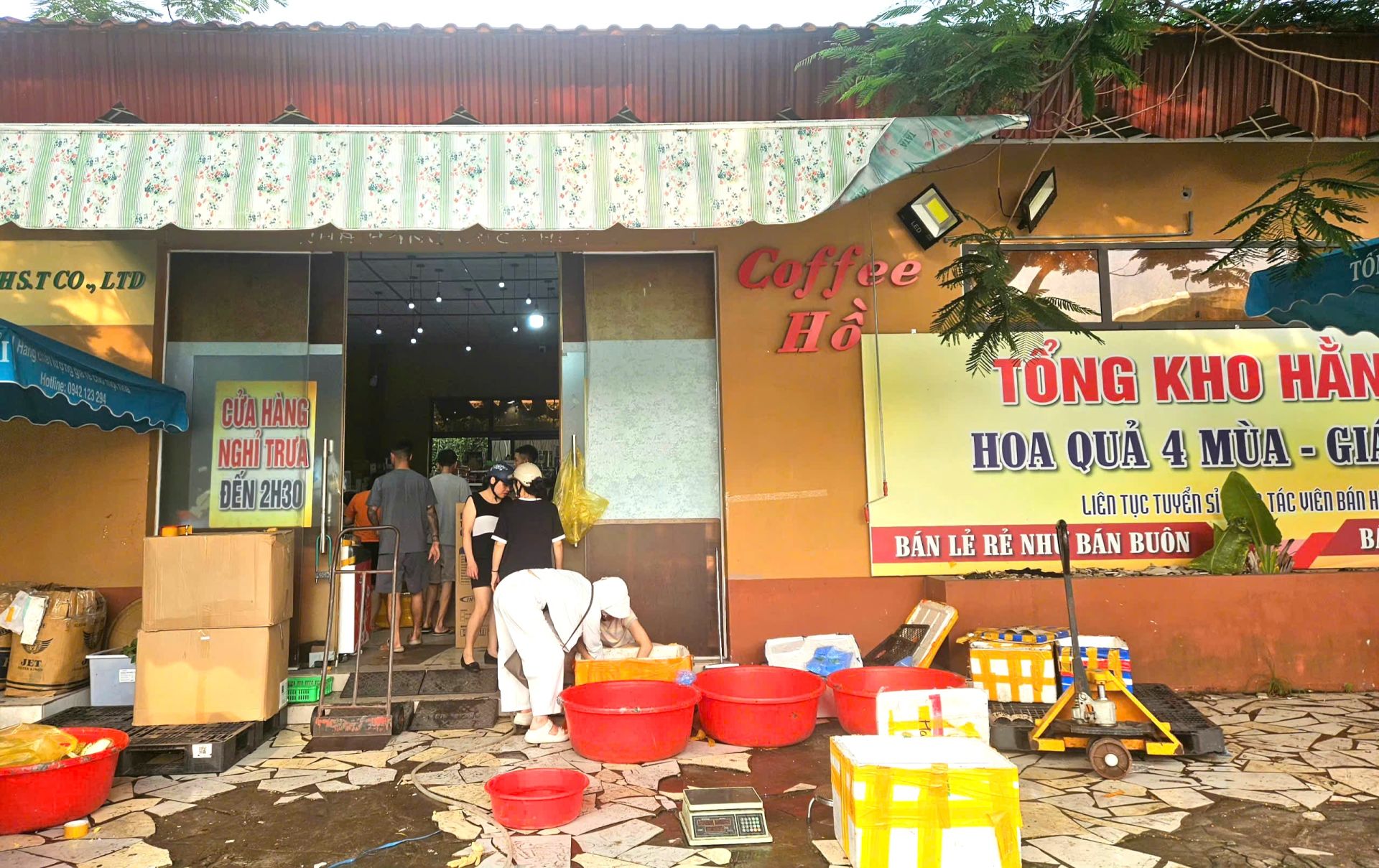 Ninh Bình: Cần sớm kiểm tra Tổng kho Hằng Hải bày bán công khai hàng hóa không rõ nguồn gốc Ninh Bình: Cần sớm kiểm tra Tổng kho Hằng Hải bày bán công khai hàng hóa không rõ nguồn gốc