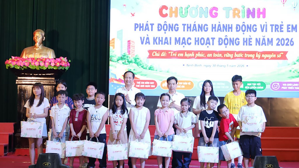C&aacute;c đại biểu trao qu&agrave; cho c&aacute;c em thiếu nhi tại sự kiện ph&aacute;t động Th&aacute;ng h&agrave;nh động v&igrave; trẻ em v&agrave; Khai mạc hoạt động h&egrave; năm 2026
