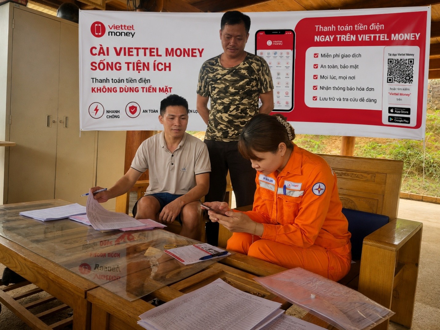 C&aacute;n bộ c&ocirc;ng nh&acirc;n vi&ecirc;n của Điện lực Na Son tận t&igrave;nh hướng dẫn kh&aacute;ch h&agrave;ng