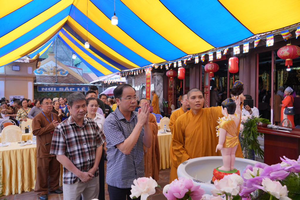 Đại biểu và tăng ni, Phật tử thực hiện nghi thức tắm Phật Đại biểu và tăng ni, Phật tử thực hiện nghi thức tắm Phật