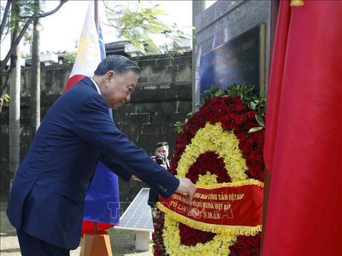 Tổng Bí thư, Chủ tịch nước Tô Lâm dâng hoa tại Tượng đài Chủ tịch Hồ Chí Minh trong Công viên ASEAN, thành cổ Intramuros. Ảnh: Thống Nhất/TTXVN Tổng Bí thư, Chủ tịch nước Tô Lâm dâng hoa tại Tượng đài Chủ tịch Hồ Chí Minh trong Công viên ASEAN, thành cổ Intramuros. Ảnh: Thống Nhất/TTXVN