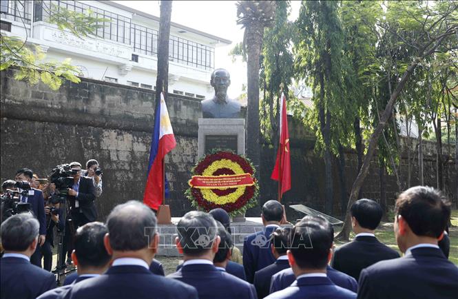Tổng Bí thư, Chủ tịch nước Tô Lâm và Phu nhân cùng đoàn đại biểu cấp cao Việt Nam dâng hoa tại Tượng đài Chủ tịch Hồ Chí Minh trong Công viên ASEAN, thành cổ Intramuros. Ảnh: Thống Nhất/TTXVN Tổng Bí thư, Chủ tịch nước Tô Lâm và Phu nhân cùng đoàn đại biểu cấp cao Việt Nam dâng hoa tại Tượng đài Chủ tịch Hồ Chí Minh trong Công viên ASEAN, thành cổ Intramuros. Ảnh: Thống Nhất/TTXVN