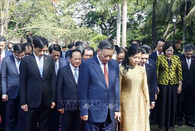 Tổng Bí thư, Chủ tịch nước Tô Lâm và Phu nhân cùng đoàn đại biểu cấp cao Việt Nam kính cẩn tưởng niệm Chủ tịch Hồ Chí Minh trước Tượng đài của Người trong Công viên ASEAN, thành cổ Intramuros. Ảnh: Thống Nhất/TTXVN Tổng Bí thư, Chủ tịch nước Tô Lâm và Phu nhân cùng đoàn đại biểu cấp cao Việt Nam kính cẩn tưởng niệm Chủ tịch Hồ Chí Minh trước Tượng đài của Người trong Công viên ASEAN, thành cổ Intramuros. Ảnh: Thống Nhất/TTXVN