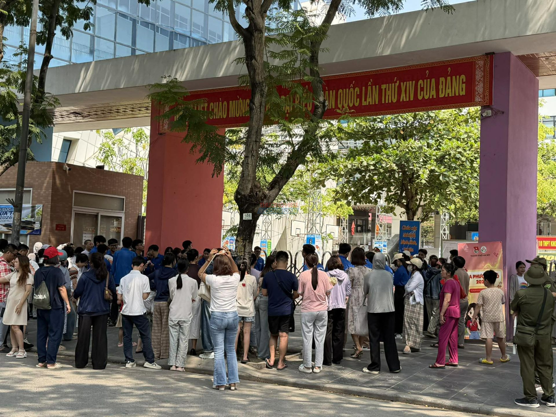 H&agrave;ng trăm phụ huynh đứng ngồi kh&ocirc;ng y&ecirc;n, li&ecirc;n tục d&otilde;i mắt t&igrave;m con giữa d&ograve;ng th&iacute; sinh đ&ocirc;ng đ&uacute;c