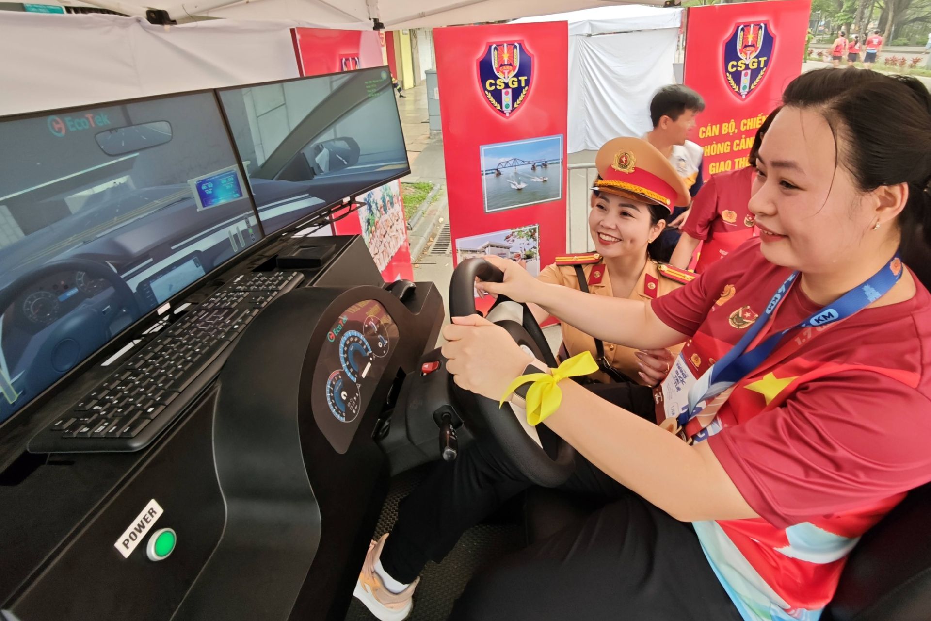 Người dân trải nghiệm mô hình mô phỏng lái xe an toàn tại không gian tuyên truyền của Công an thành phố Hà Nội. Người dân trải nghiệm mô hình mô phỏng lái xe an toàn tại không gian tuyên truyền của Công an thành phố Hà Nội.