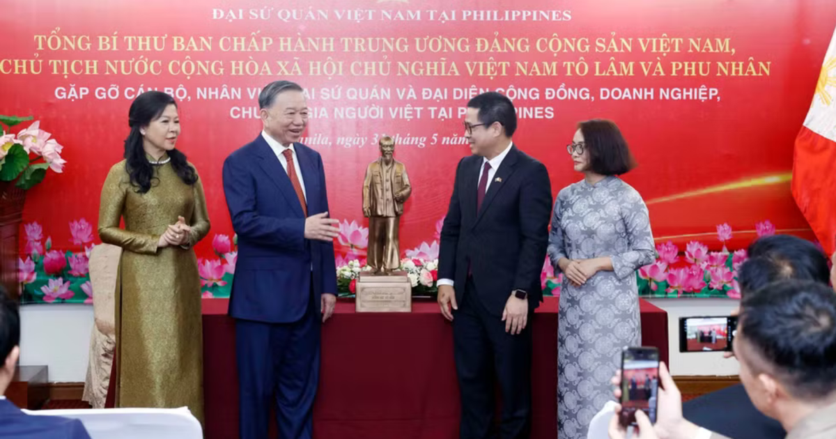 Tổng Bí thư, Chủ tịch nước Tô Lâm và Phu nhân tặng bức tượng Chủ tịch Hồ Chí Minh cho Đại sứ quán Việt Nam tại Philippines. (Ảnh: TTXVN) Tổng Bí thư, Chủ tịch nước Tô Lâm và Phu nhân tặng bức tượng Chủ tịch Hồ Chí Minh cho Đại sứ quán Việt Nam tại Philippines. (Ảnh: TTXVN)