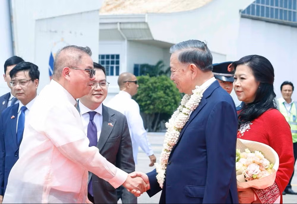 Tổng Bí thư, Chủ tịch nước Tô Lâm và Phu nhân đến Manila, bắt đầu chuyến thăm cấp Nhà nước tới Philippines. (Ảnh: Thống Nhất/TTXVN) Tổng Bí thư, Chủ tịch nước Tô Lâm và Phu nhân đến Manila, bắt đầu chuyến thăm cấp Nhà nước tới Philippines. (Ảnh: Thống Nhất/TTXVN)