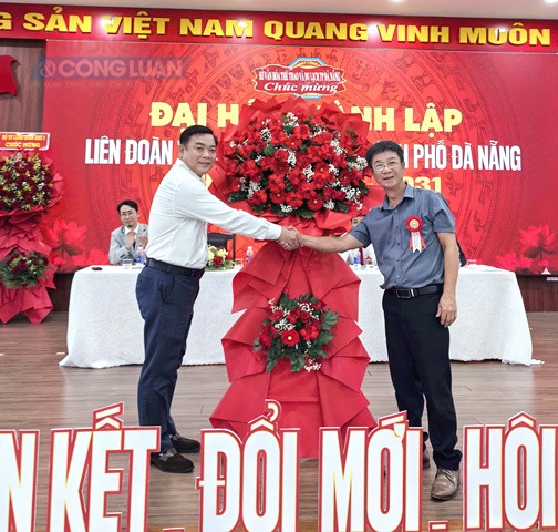 Ông Tào Viết Hải, Phó Giám đốc Sở Văn hoá, Thể thao và Du lịch Đà Nẵng tặng hoa chúc mừng Đại hội. Ông Tào Viết Hải, Phó Giám đốc Sở Văn hoá, Thể thao và Du lịch Đà Nẵng tặng hoa chúc mừng Đại hội.