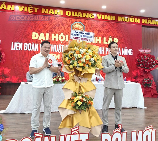 Đại diện bộ môn MMA Cục Thể dục thể thao Việt Nam tặng hoa chúc mừng Đại hội. Đại diện bộ môn MMA Cục Thể dục thể thao Việt Nam tặng hoa chúc mừng Đại hội.