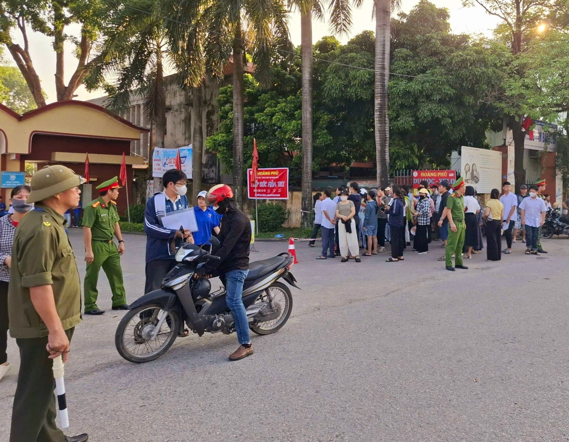 Lực lượng Công an xã phối hợp bảo đảm TTATGT trước các cổng trường. Lực lượng Công an xã phối hợp bảo đảm TTATGT trước các cổng trường.