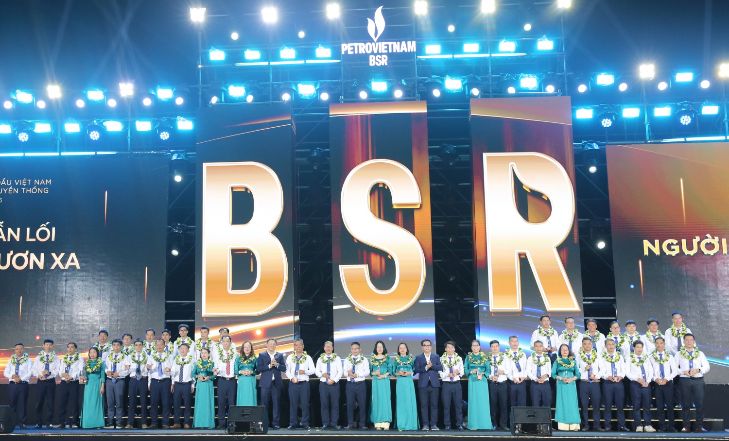 Lãnh đạo BSR tôn vinh, trao thưởng cho những người lao động tiêu biểu của Tổng Công ty. Lãnh đạo BSR tôn vinh, trao thưởng cho những người lao động tiêu biểu của Tổng Công ty.