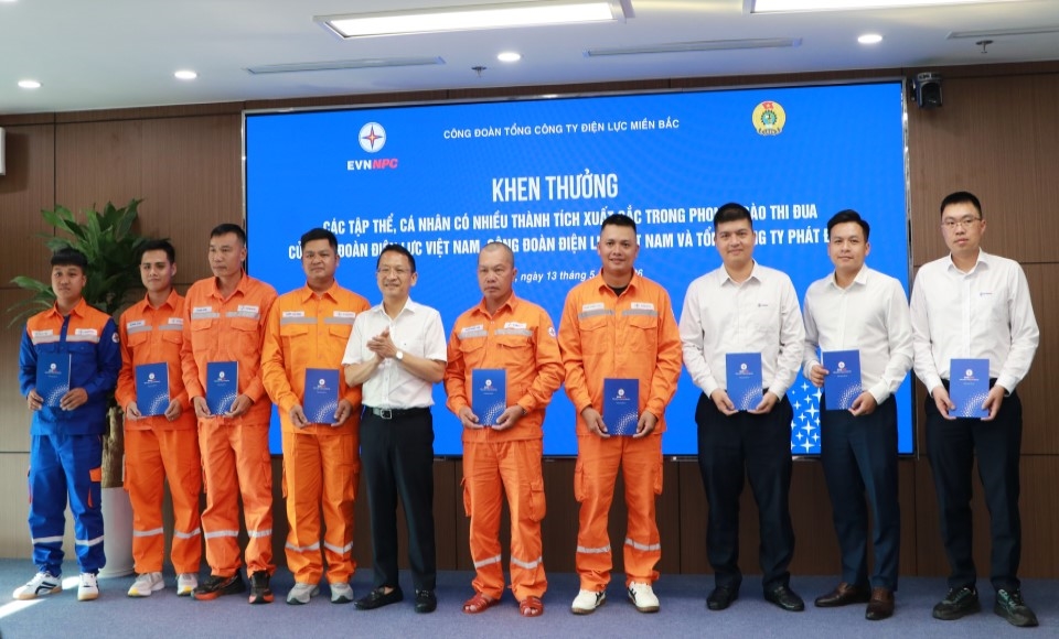 &Ocirc;ng Trịnh Văn Hiệp (&aacute;o trắng, đầu ti&ecirc;n từ phải sang) nhận danh hiệu &ldquo;Người lao động ng&agrave;nh Điện ti&ecirc;u biểu năm 2026&rdquo;