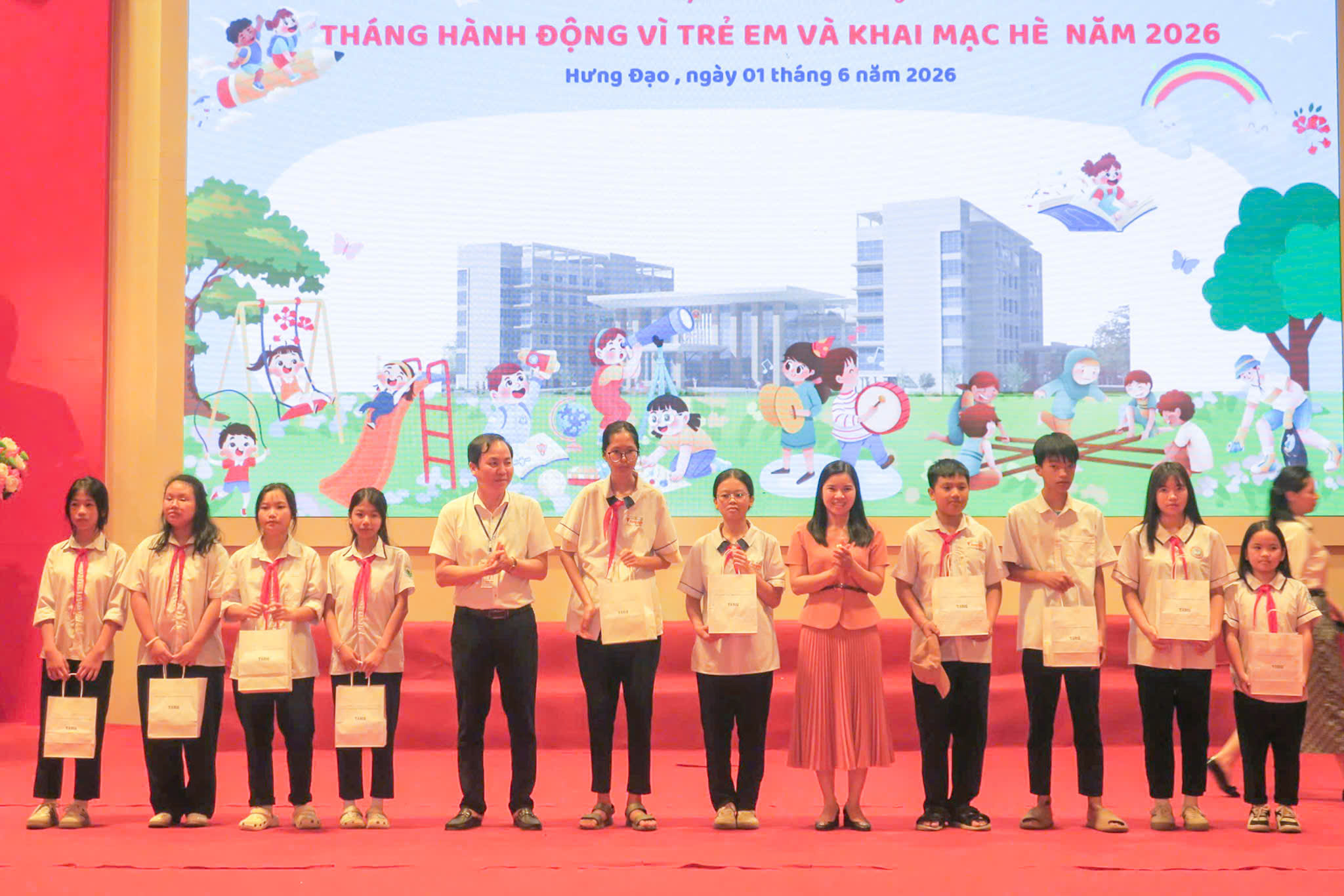 Đồng chí Đặng Thị Hà, Phó Bí thư Thường trực Đảng ủy phường và đồng chí Vũ Đức Thiện, Phó Chủ tịch UBND phường tặng quà các cháu thiếu niên, nhi đồng. Đồng chí Đặng Thị Hà, Phó Bí thư Thường trực Đảng ủy phường và đồng chí Vũ Đức Thiện, Phó Chủ tịch UBND phường tặng quà các cháu thiếu niên, nhi đồng.