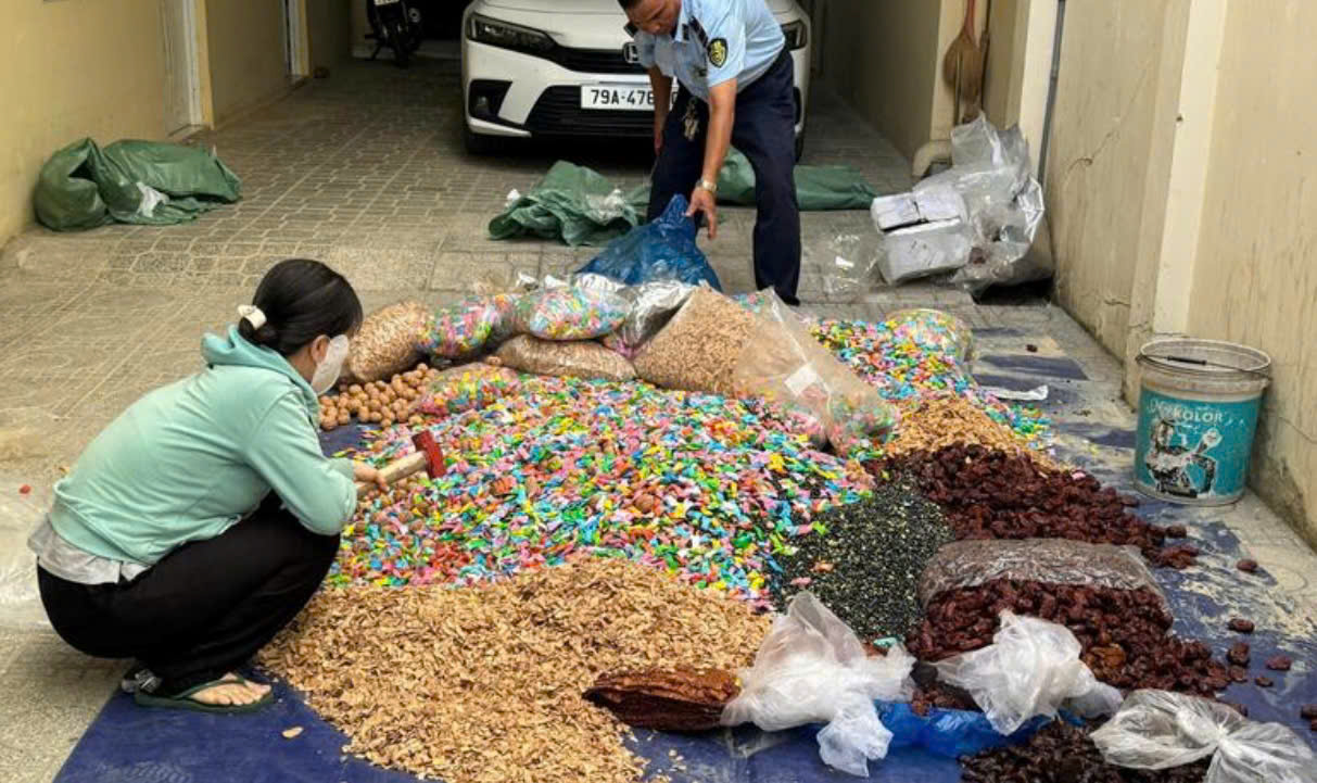 Lực lượng Quản l&yacute; thị trường kiểm tra c&aacute;c cơ sở kinh doanh trong đợt cao điểm chống h&agrave;ng giả. (Ảnh: QLTT Kh&aacute;nh H&ograve;a)