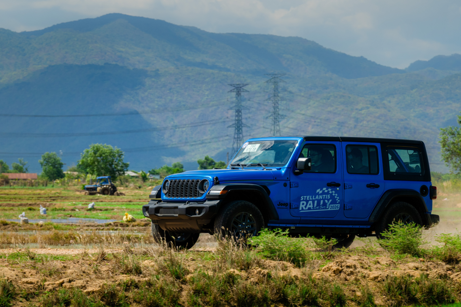 Jeep Wrangler mới với cụm đ&egrave;n pha tr&ograve;n, lưới tản nhiệt &ldquo;7 khe&rdquo; đặc trưng c&ugrave;ng khả năng th&aacute;o rời mui, cửa v&agrave; k&iacute;nh chắn gi&oacute;, mang đến trải nghiệm &ldquo;Open-air Freedom&rdquo; độc đ&aacute;o hiếm c&oacute; tr&ecirc;n thị trường SUV hiện nay
