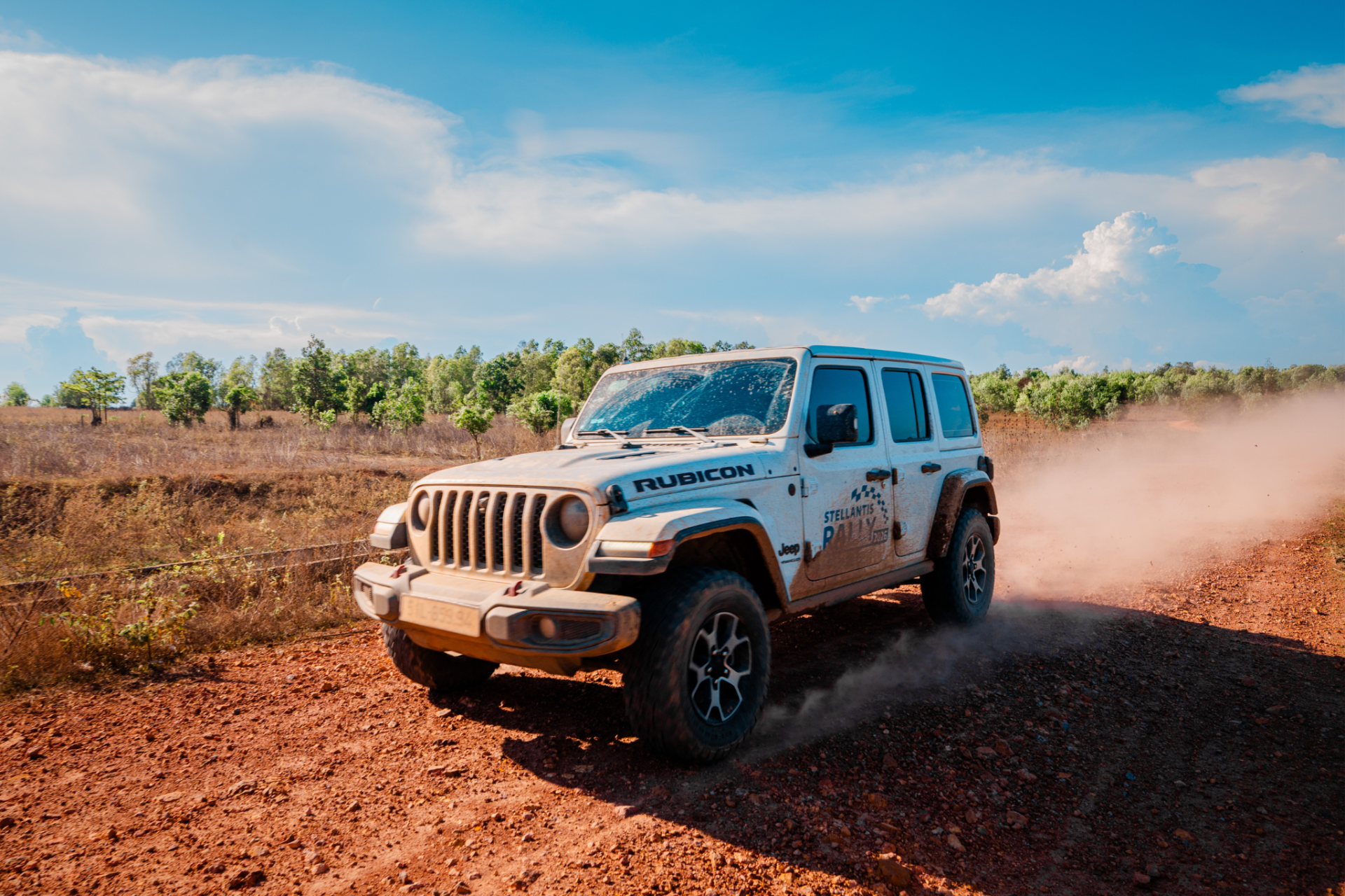 Jeep Wrangler mới được trang bị động cơ I4 2.0L Turbo, sản sinh c&ocirc;ng suất cực đại 270 hp v&agrave; m&ocirc;-men xoắn tối đa 400 Nm, đi c&ugrave;ng l&agrave; hộp số tự động 8 cấp gi&uacute;p tối ưu khả năng vận h&agrave;nh v&agrave; tiết kiệm nhi&ecirc;n liệu