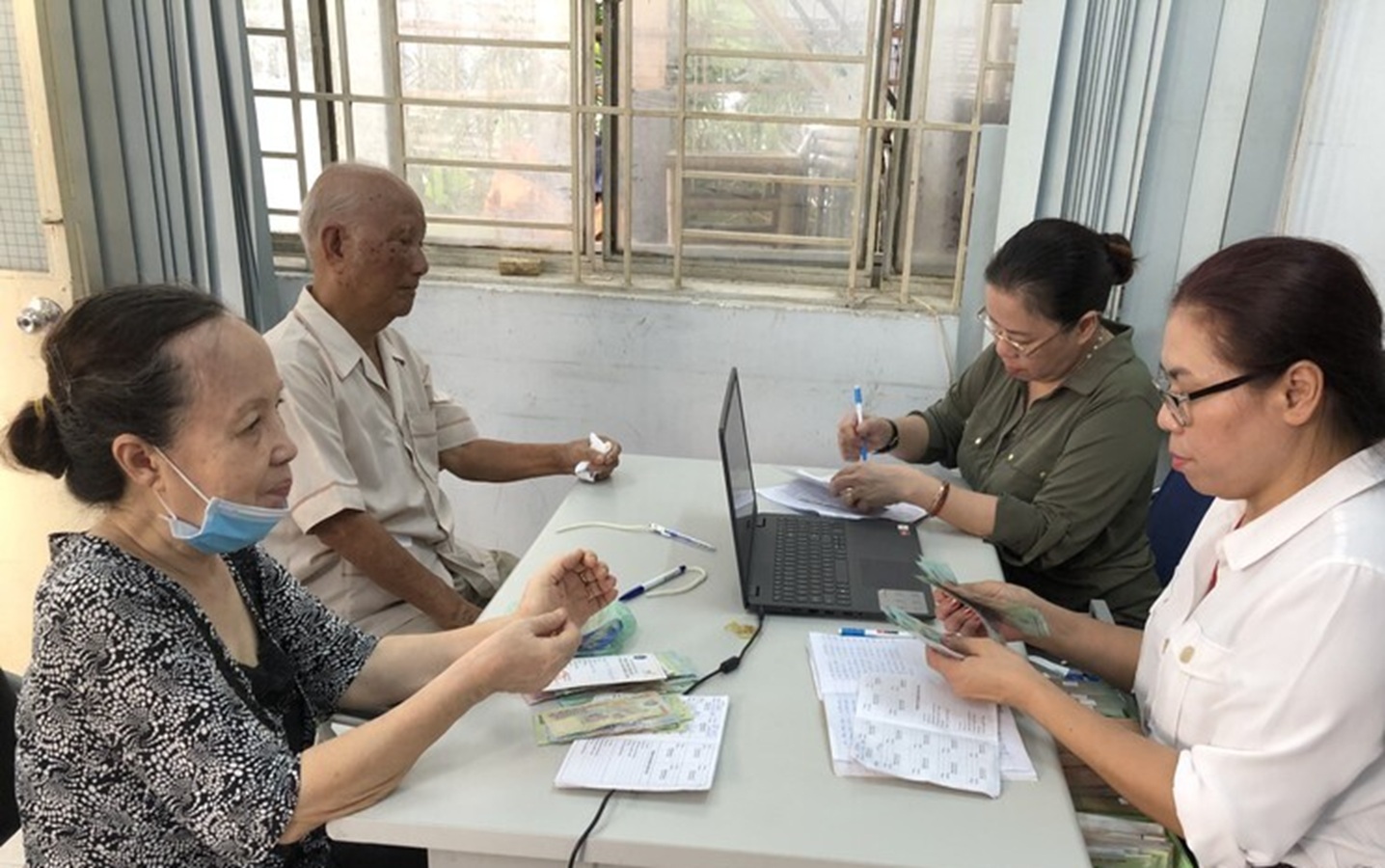 H&agrave;ng triệu người cao tuổi nhận lương hưu, trợ cấp th&aacute;ng 6 sớm