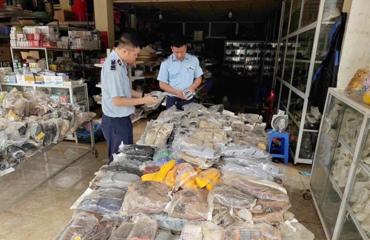 Lực lượng thuộc Đội Quản lý thị trường số 5 kiểm tra hàng hóa tại cơ sở kinh doanh Lực lượng thuộc Đội Quản lý thị trường số 5 kiểm tra hàng hóa tại cơ sở kinh doanh