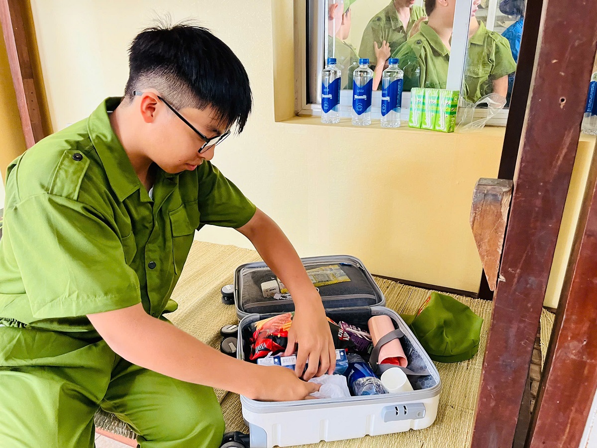 Ph&uacute;c Khang học c&aacute;ch tự xắp xếp đồ d&ugrave;ng trong ng&agrave;y đầu tham gia &ldquo;Học l&agrave;m chiến sĩ c&ocirc;ng an&rdquo; (Ảnh: VN).