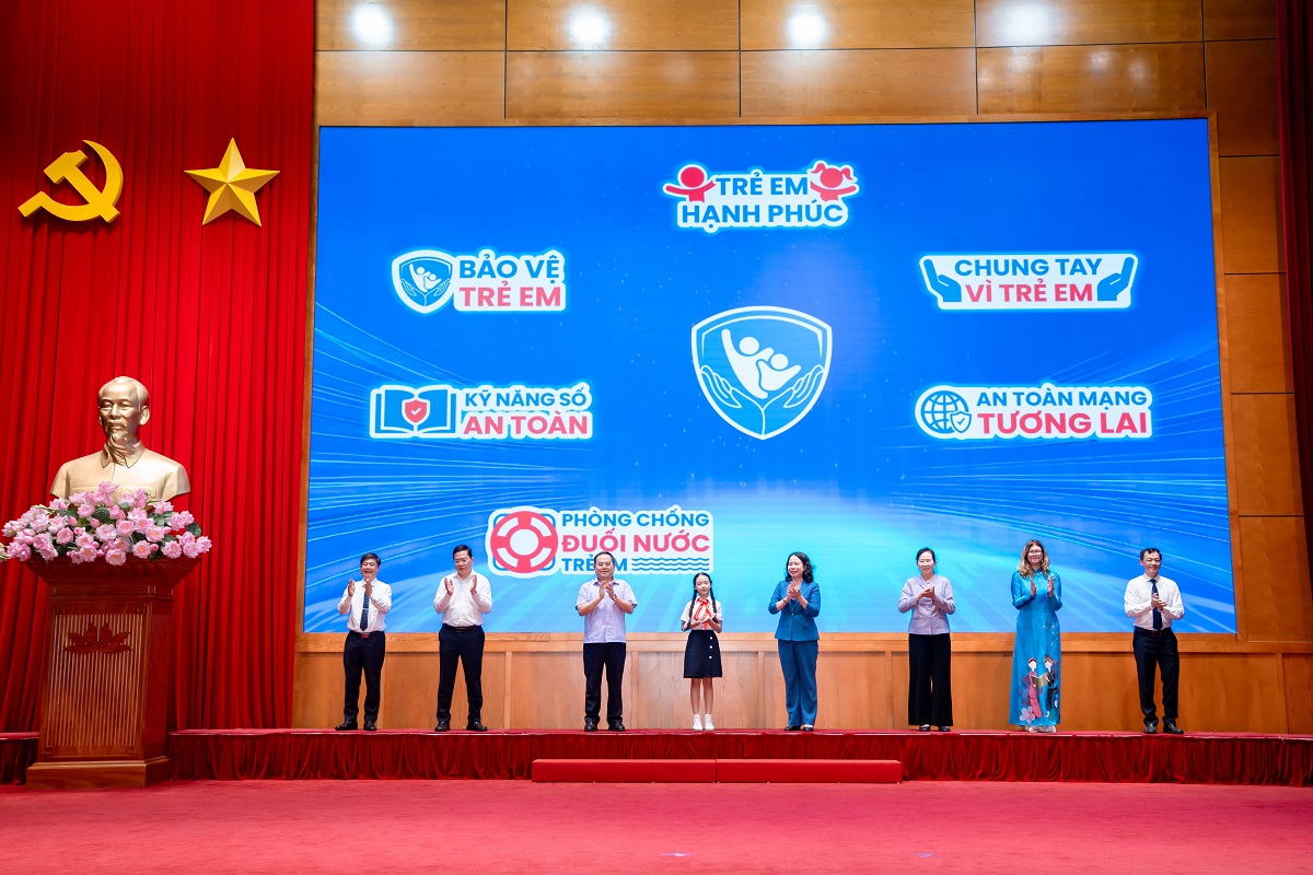 C&aacute;c đại biểu thực hiện nghi thức ph&aacute;t động Th&aacute;ng h&agrave;nh động v&igrave; trẻ em Việt Nam năm 2026 (Ảnh: VN).
