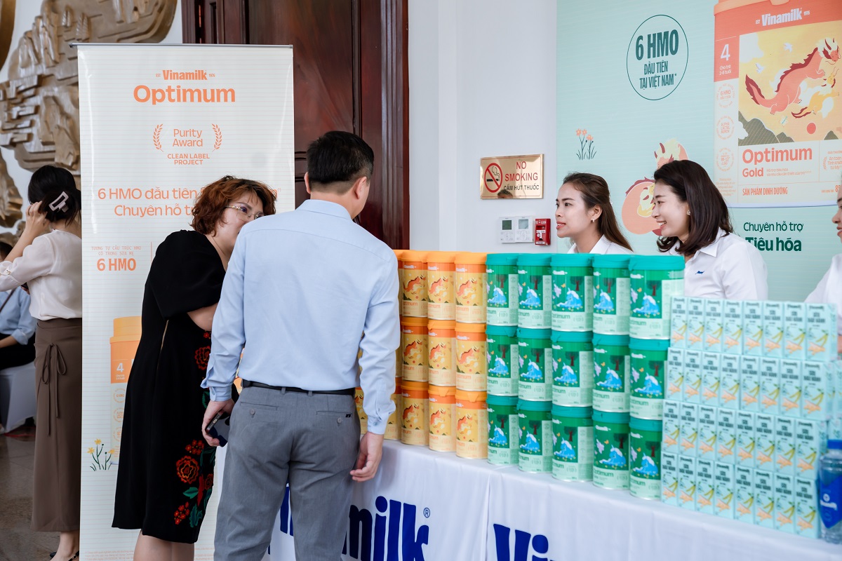 C&aacute;c sản phẩm từ Vinamilk v&agrave; Optimum đồng h&agrave;nh c&ugrave;ng Lễ ph&aacute;t động Th&aacute;ng h&agrave;nh động v&igrave; trẻ em 2026 (Ảnh: VN).