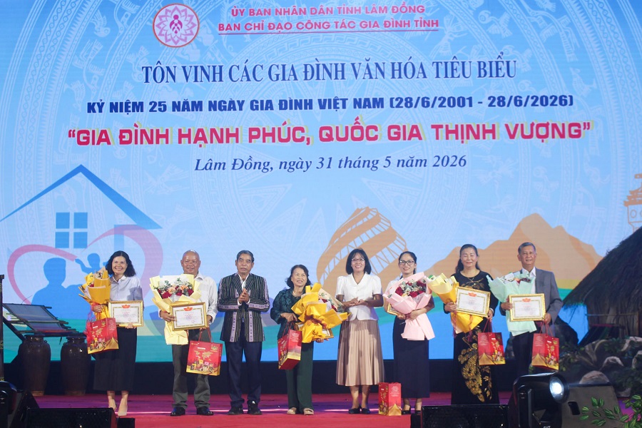 C&aacute;c gia đ&igrave;nh văn h&oacute;a ti&ecirc;u biểu được tuy&ecirc;n dương tại chương tr&igrave;nh