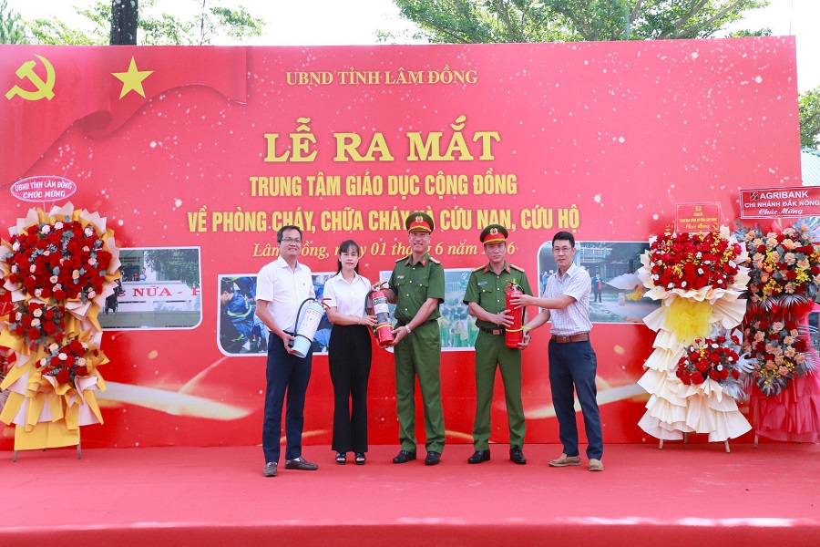 Các đơn vị, doanh nghiệp hỗ trợ hơn 20 bình chữa cháy cho Trung tâm Giáo dục cộng đồng. Các đơn vị, doanh nghiệp hỗ trợ hơn 20 bình chữa cháy cho Trung tâm Giáo dục cộng đồng.