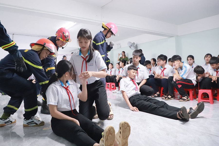 Các em học sinh được tuyên truyền, trải nghiệm thực tế tại Trung tâm Giáo dục cộng đồng. Các em học sinh được tuyên truyền, trải nghiệm thực tế tại Trung tâm Giáo dục cộng đồng.