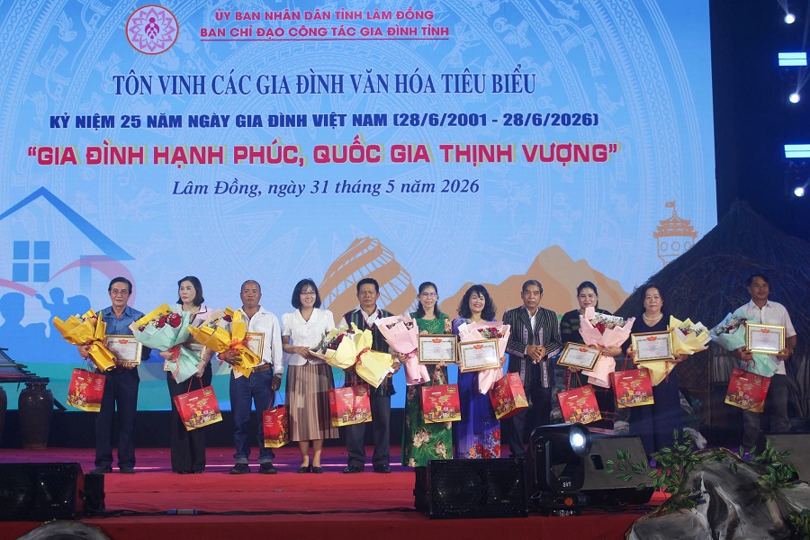 C&aacute;c gia đ&igrave;nh văn h&oacute;a ti&ecirc;u biểu được tuy&ecirc;n dương tại chương tr&igrave;nh. Ảnh: Quỳnh Uyển