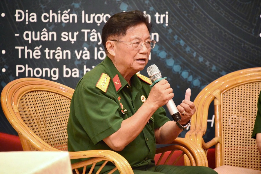 Đại tá, nhà báo, nhà văn Trần Thế Tuyển chia sẻ:“Tôi may mắn là một nhà báo, nhà văn được rèn luyện trong quân ngũ, hiểu được cái “bệnh” thương nhớ đồng đội trầm kha của những người lính bước ra từ chiến tranh. Đại tá, nhà báo, nhà văn Trần Thế Tuyển chia sẻ:“Tôi may mắn là một nhà báo, nhà văn được rèn luyện trong quân ngũ, hiểu được cái “bệnh” thương nhớ đồng đội trầm kha của những người lính bước ra từ chiến tranh.
