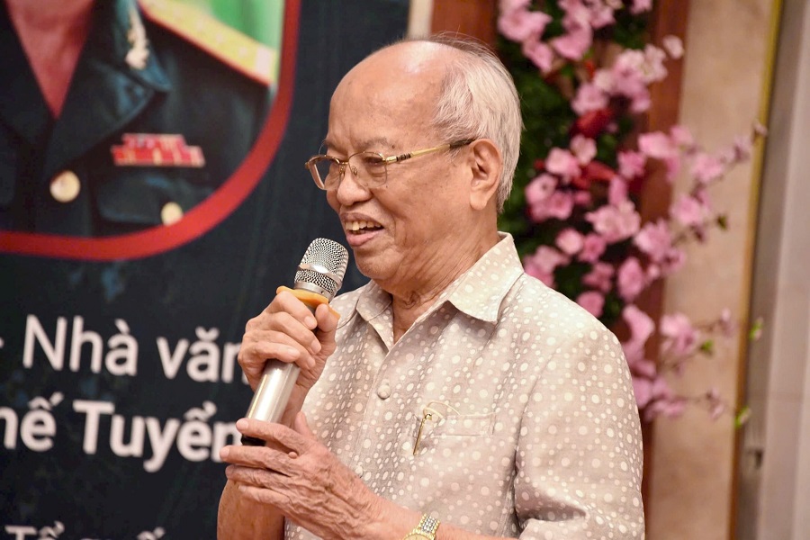Giáo sư, Tiến sĩ Trình Quang Phú – Viện trưởng Viện Nghiên cứu Phát triển Phương Đông chia sẻ tại buổi ra mắt sách. Giáo sư, Tiến sĩ Trình Quang Phú – Viện trưởng Viện Nghiên cứu Phát triển Phương Đông chia sẻ tại buổi ra mắt sách.