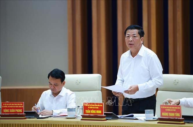 Bộ trưởng Bộ Xây dựng Trần Hồng Minh báo cáo tình hình triển khai xây dựng nhà ở xã hội, nhà ở cho thuê tại các địa phương. Ảnh: Dương Giang/TTXVN Bộ trưởng Bộ Xây dựng Trần Hồng Minh báo cáo tình hình triển khai xây dựng nhà ở xã hội, nhà ở cho thuê tại các địa phương. Ảnh: Dương Giang/TTXVN