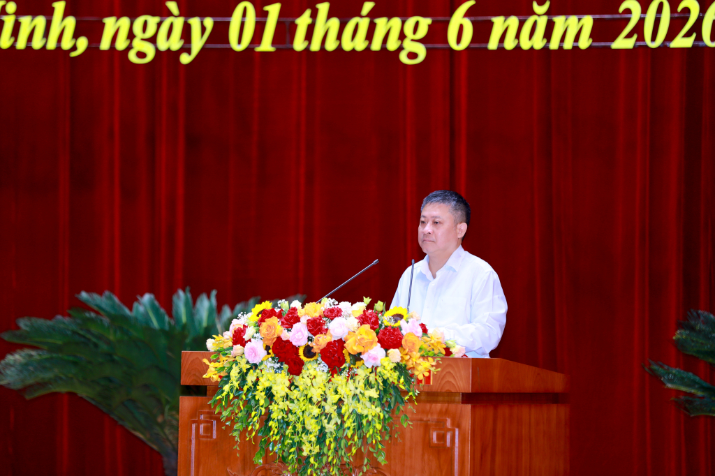 Thư ký kỳ họp trình bày các nghị quyết được thông qua tại kỳ họp Thư ký kỳ họp trình bày các nghị quyết được thông qua tại kỳ họp