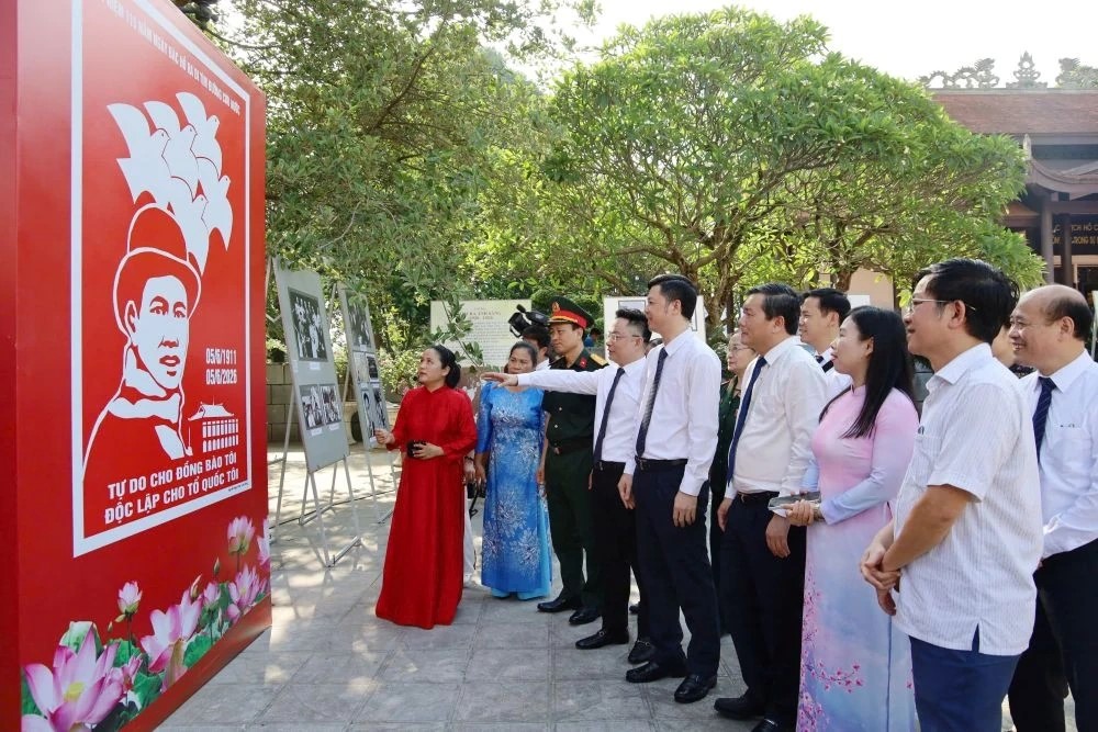 C&aacute;c đồng ch&iacute; l&atilde;nh đạo tham quan tranh cổ động.