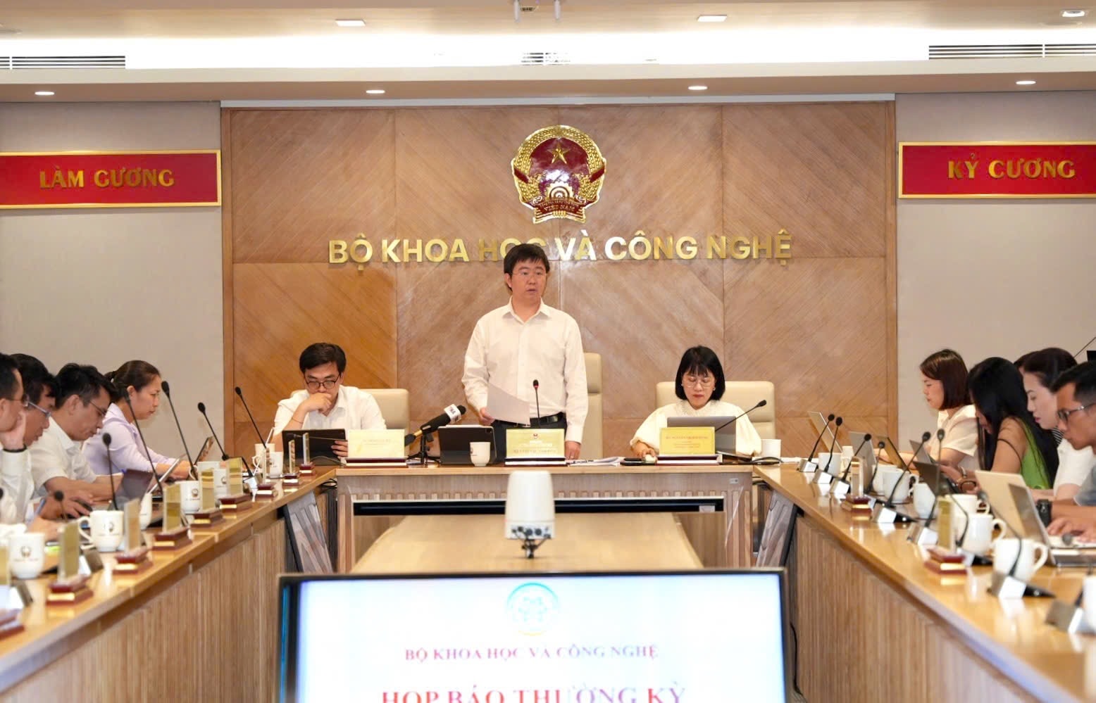 Thứ trưởng Bộ Khoa học v&agrave; C&ocirc;ng nghệ B&ugrave;i Ho&agrave;ng Phương chủ tr&igrave; buổi họp b&aacute;o. (Ảnh: daibieunhandan.vn)