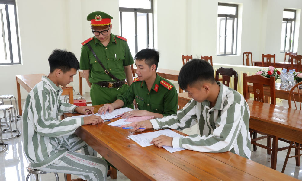 Các phạm nhân làm thủ tục trở về với gia đình, xã hội. Các phạm nhân làm thủ tục trở về với gia đình, xã hội.