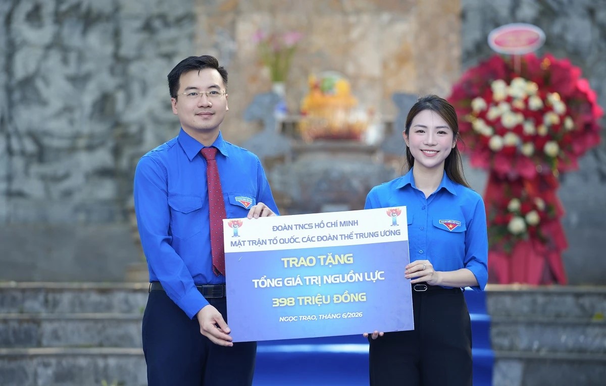 Bí thư Đoàn TNCS Hồ Chí Minh MTTQ, các đoàn thể Trung ương Nguyễn Nhất Linh trao tặng biển hỗ trợ nguồn lực cho đoàn viên thanh niên trên địa bàn tỉnh Thanh Hóa trong Chiến dịch Thanh niên tình nguyện hè 2026. Bí thư Đoàn TNCS Hồ Chí Minh MTTQ, các đoàn thể Trung ương Nguyễn Nhất Linh trao tặng biển hỗ trợ nguồn lực cho đoàn viên thanh niên trên địa bàn tỉnh Thanh Hóa trong Chiến dịch Thanh niên tình nguyện hè 2026.