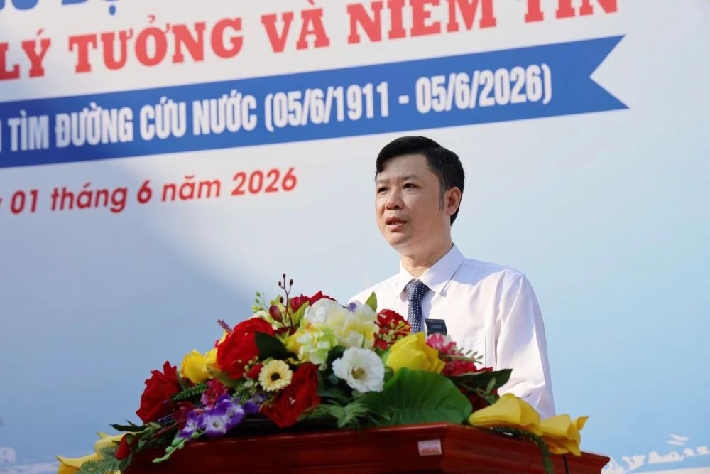 C&aacute;c đồng ch&iacute; l&atilde;nh đạo tham quan tranh cổ động.