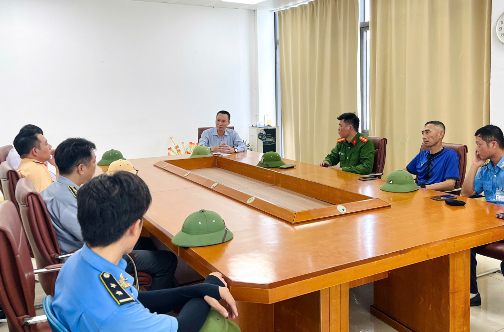 Tổ công tác liên ngành họp, đánh giá kết quả triển khai trong ngày đầu tiên ra quân kiểm tra, xử lý các trường hợp tàu, thuyền nghề cá neo đậu sai vị trí quy định tại khu vực ven bờ Vịnh Hạ Long Tổ công tác liên ngành họp, đánh giá kết quả triển khai trong ngày đầu tiên ra quân kiểm tra, xử lý các trường hợp tàu, thuyền nghề cá neo đậu sai vị trí quy định tại khu vực ven bờ Vịnh Hạ Long
