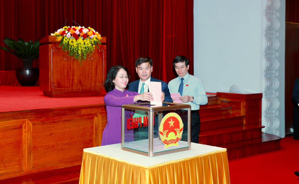 Các đại biểu bỏ phiếu bầu Phó Chủ tịch HĐND tỉnh và Ủy viên UBND tỉnh Quảng Ninh Các đại biểu bỏ phiếu bầu Phó Chủ tịch HĐND tỉnh và Ủy viên UBND tỉnh Quảng Ninh