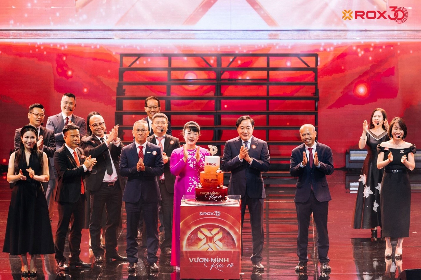 Ban l&atilde;nh đạo c&ugrave;ng c&aacute;c c&aacute;n bộ nh&acirc;n vi&ecirc;n của ROX Group tr&ecirc;n s&acirc;n khấu ch&uacute;c mừng Tập đo&agrave;n tr&ograve;n 30 tuổi