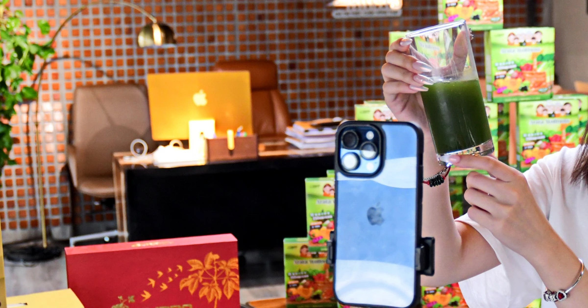 Hoạt động bán hàng trên môi trường thương mại điện tử, livestream đang Hoạt động bán hàng trên môi trường thương mại điện tử, livestream đang
