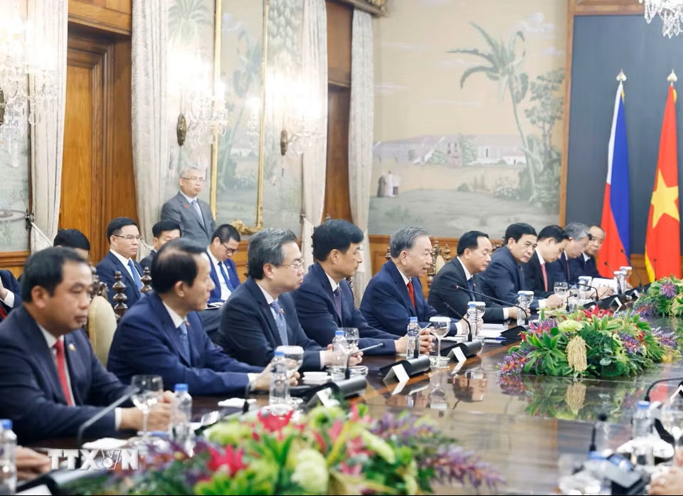 Tổng B&iacute; thư, Chủ tịch nước T&ocirc; L&acirc;m v&agrave; đo&agrave;n cấp cao Việt Nam tại cuộc hội đ&agrave;m với Tổng thống Philippines Ferdinand Romualdez Marcos Jr. v&agrave; đo&agrave;n cấp cao Philippines - Ảnh: TTXVN