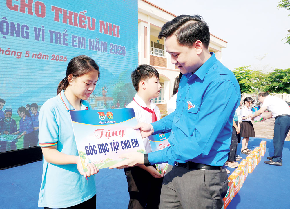 Đồng ch&iacute; Trần Văn Đăng, Ph&oacute; Chủ tịch Ủy ban MTTQ tỉnh, B&iacute; thư Tỉnh đo&agrave;n trao qu&agrave; cho học sinh vượt kh&oacute; học giỏi nh&acirc;n Th&aacute;ng h&agrave;nh động v&igrave; trẻ em năm 2026.