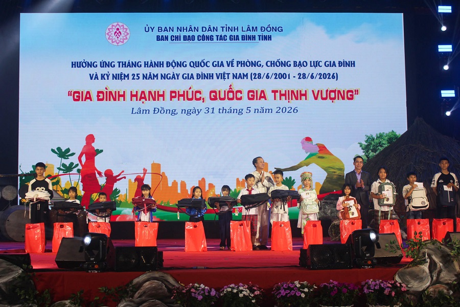 Trao qu&agrave; cho học sinh vượt kh&oacute;, học giỏi